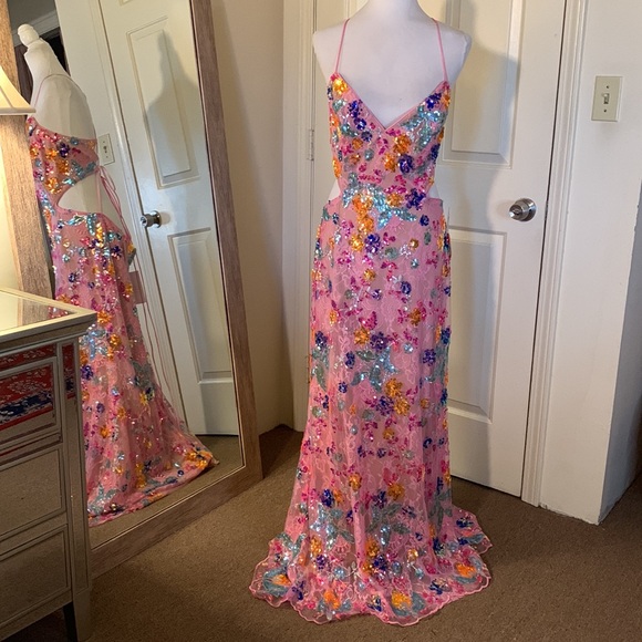 MAC DUGGAL
Embellished Lace Strappy Column Gown - Picture 4 of 17